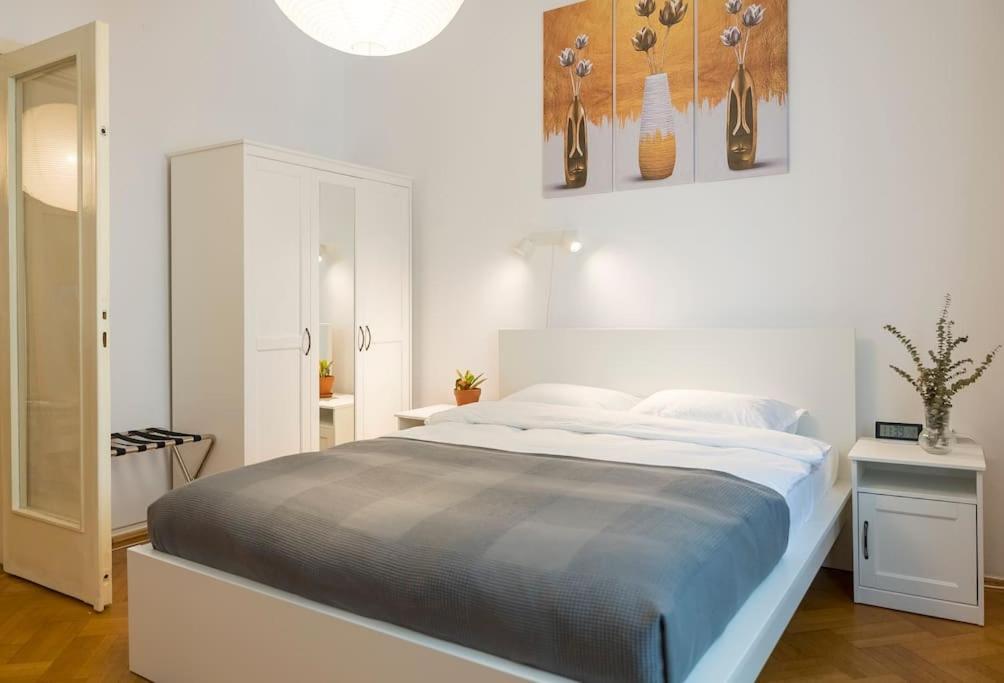 Ultra-Central University Square Apartament Apartament Bukarest Eksteriør billede